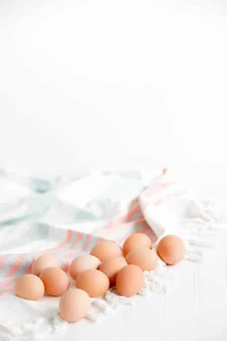 el 93% de los encuestados 'estuvo de acuerdo' o 'totalmente de acuerdo' en que las gallinas ponedoras deberían disfrutar de la libertad de movimiento el 75% de los consumidores dijo que estaría más dispuesto a patrocinar o consumir en negocios que solo usan huevos sin jaula, incluidos restaurantes, supermercados y marcas de alimentos envasados. El 87% de los encuestados dijo que cree que los huevos sin jaula tienen ventajas para la seguridad y la calidad de los alimentos y están dispuestos a pagar un precio más alto por ellos. El mayor deseo de las empresas de usar huevos sin jaula provino de los encuestados más jóvenes, de los cuales el 46% estaba dispuesto a gastar un 25% más para comprar huevos sin jaula en los supermercados, y un 40% adicional estaba dispuesto a gastar un 10% más.